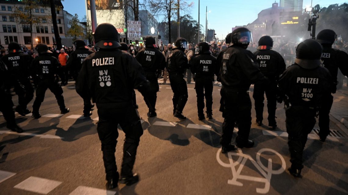 Polizei, Nazis und der Schein der Zivilgesellschaft